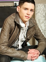 Aaron Aurora busts a nut over his hard stomach. - 
					softcore,solo,twinks,panties,brunette,erotic,skinny,jeans
				